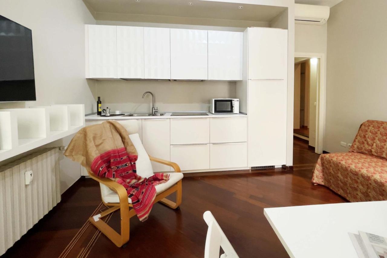 Chic 1Bdr With Shared Terrace Steps From Duomo By Rentopolis 밀라노 외부 사진